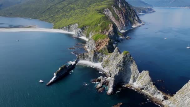 堪察加半岛一个岩石狭窄的海湾 — 图库视频影像