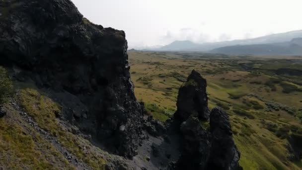 Si estendono su strette rocce vulcaniche — Video Stock