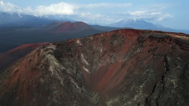 Montagne rouge avec vue sur les volcans de neige — Video