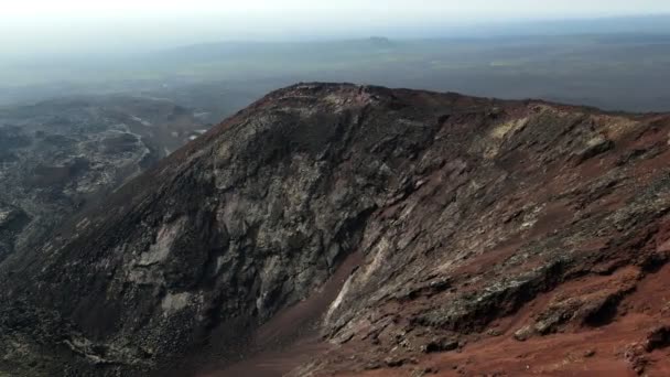 一座俯瞰冰冻熔岩的红色火山 — 图库视频影像