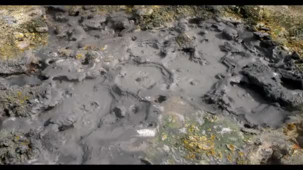 Agua burbujeante en el suelo — Vídeos de Stock