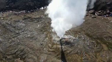 Bir volkan santralinden çıkan buhar