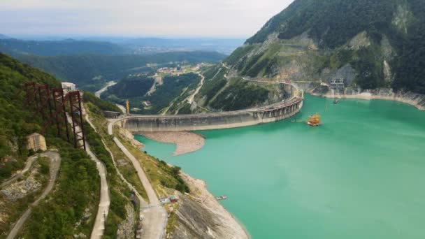 Flight over the Inguri hydroelectric power station in Georgia — Stok video