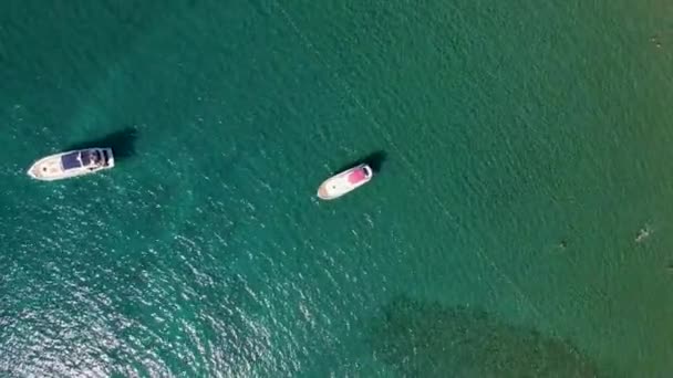 トルコの透明な水で地中海の小さなボートケメル — ストック動画