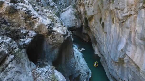Extreme drone flight between rocks in a canyon — Stock videók