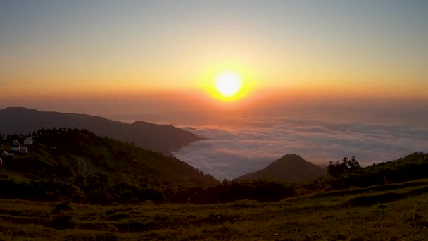 高高地落日，高耸在格鲁吉亚戈麦斯的云彩之上。时间过去了 — 图库视频影像