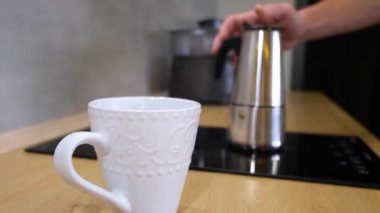 Evdeki mutfaktaki gayzer kahve makinesinde kahve kaynıyor.