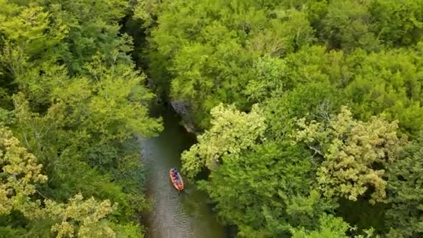 Turistas flotan en un bote de goma a lo largo del cañón de martvili Georgia — Vídeo de stock