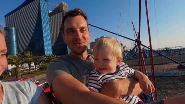 어린 가족 엄마와 아기 롤러코스터타는 모습 — 비디오