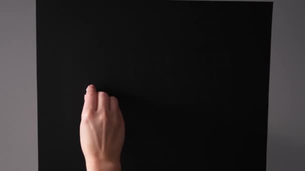 Девушка пишет на доске с мелом слово извините — стоковое видео
