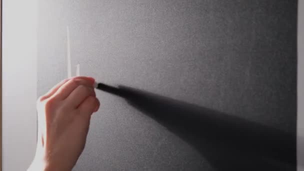 Mädchen schreibt mit Kreide auf eine Tafel den Satz "Liebe dich" — Stockvideo