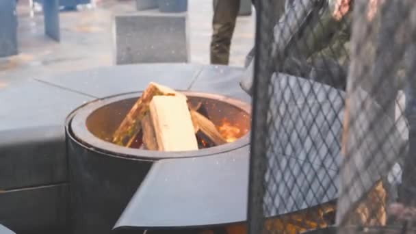 Eine Person löst durch elektrische Zündung ein Feuer aus — Stockvideo