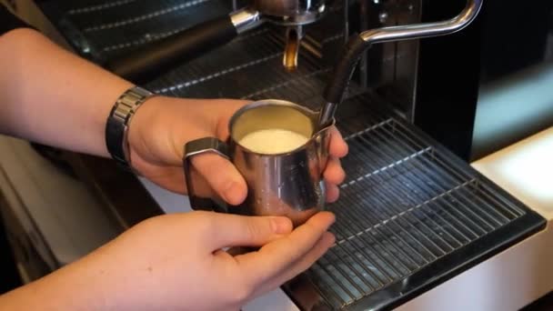 Barista leche batida en la máquina de café en la espuma para la preparación de la bebida — Vídeos de Stock