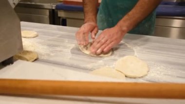 Pizza hamuru yoğuran Arap erkeğin elleri