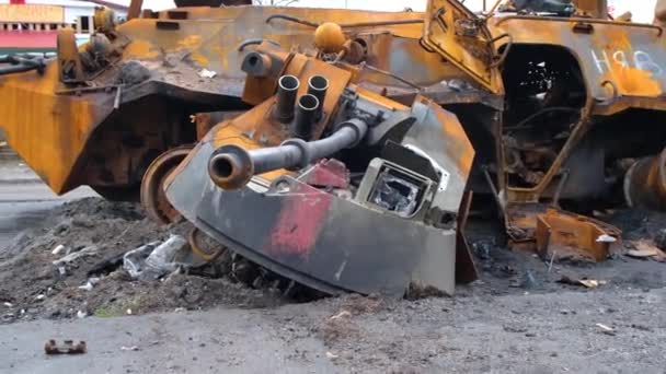 Rozbity czołg wojskowy na Ukrainie. Irpin-Kijów-kwiecień 2022 r. — Wideo stockowe
