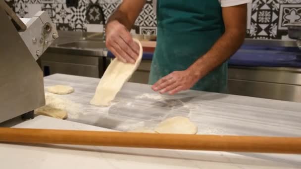 Handen van arabische mannelijke kneden pizza deeg — Stockvideo