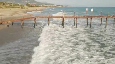 Akdeniz kıyısındaki Türk tatil beldesi üzerinde İHA uçuşu