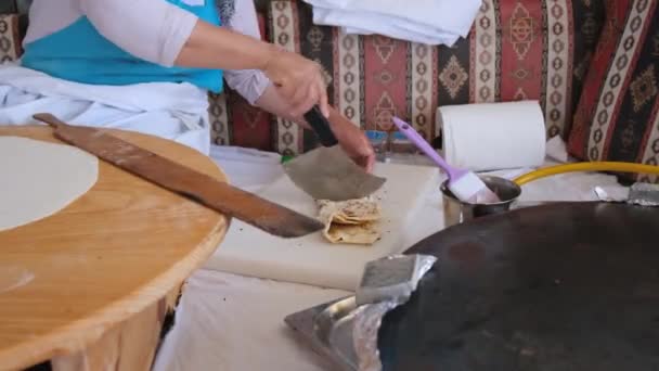 Turkish woman cuts Gozleme flatbread — 图库视频影像