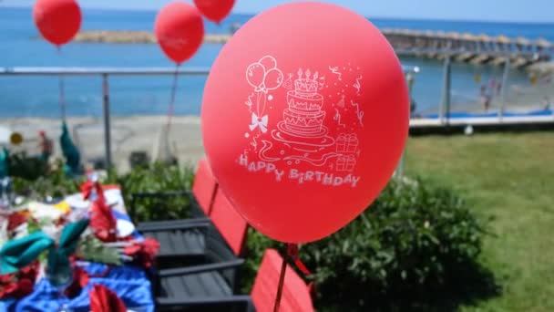 Festive table with red balloons with birthday on the beach — Αρχείο Βίντεο