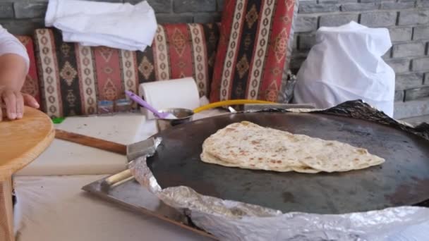 Turkish woman cooks Gozleme flatbread — Vídeo de stock