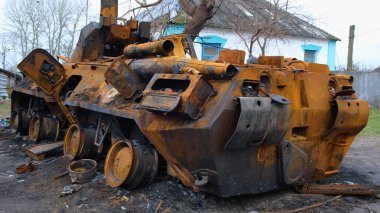 Ukrayna 'da harap olmuş bir askeri tank. Irpin-Kyiv - Nisan 2022