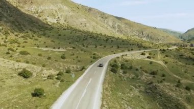 Türkiye 'de bir dağ yolunda giden bir yolcu aracının üst görüntüsü