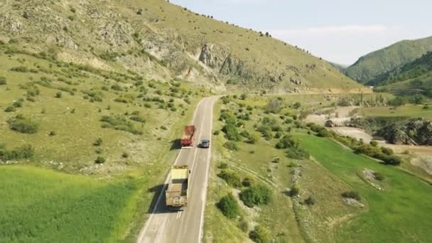 Vue de dessus d'une voiture particulière qui roule sur une route de montagne en Turquie — Video
