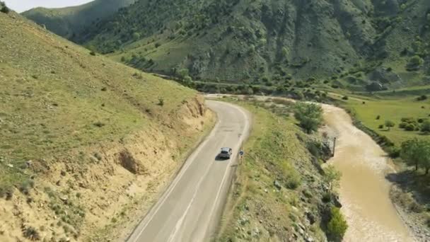 Pohled shora na osobní automobil, který jede po horské silnici — Stock video