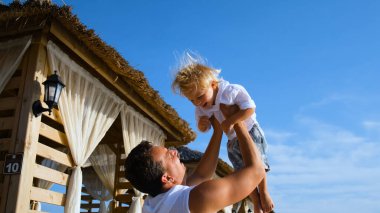 Baba oğlunu bir plaj oteline attı.