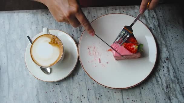 Une Fille Coupe Morceau Gâteau Aux Fraises Avec Couteau Images — Video