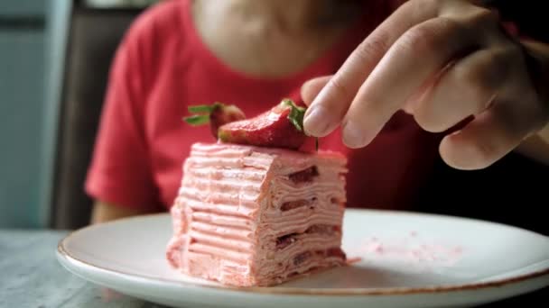 Fille Mange Décoration Fraise Sur Gâteau Fraise Images Haute Qualité — Video