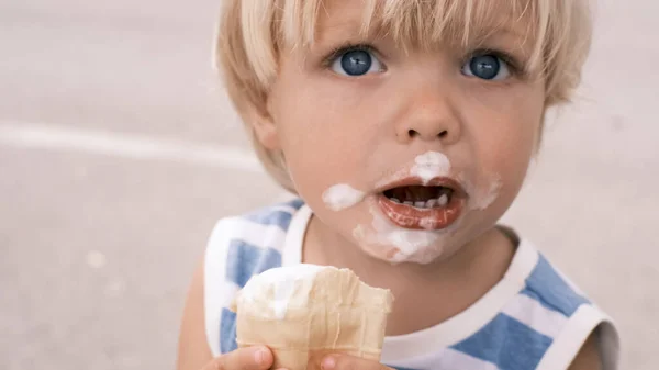 Uma Criança Pequena Come Sorvete Branco Com Sorvete Grande Prazer — Fotografia de Stock