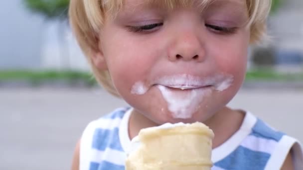 Маленький Ребенок Ест Белое Мороженое Большим Удовольствием Мороженое Лице Высококачественные — стоковое видео