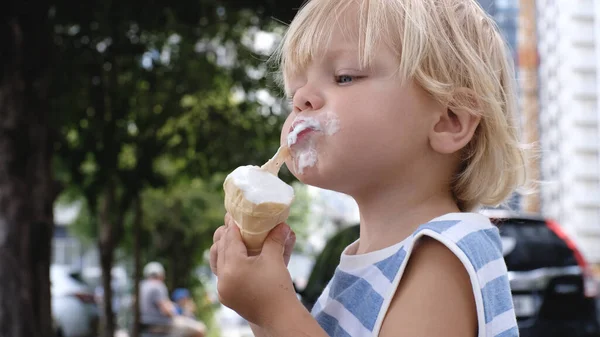 Uma Criança Pequena Come Sorvete Branco Com Sorvete Grande Prazer — Fotografia de Stock