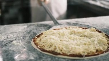 Şef pizza pişirmek için fırına koyar. Fast food restoranlarında pizza pişirmek. Mutfaktaki şef endüstriyel bir fırında pizza hazırlıyor. Yüksek kalite 4k görüntü