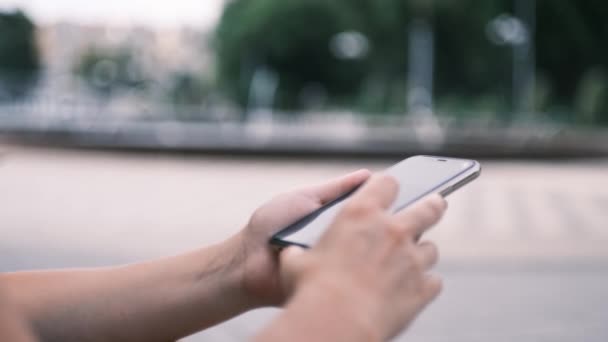 Zbliżenie Ręce Młodej Kobiety Pomocą Trzymając Smartfon Przewijanie Górę Dół — Wideo stockowe