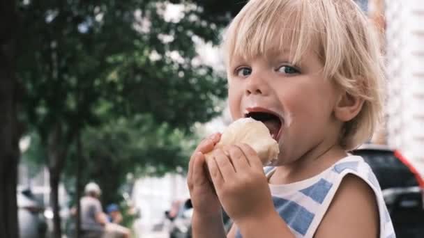Маленький Ребенок Ест Белое Мороженое Большим Удовольствием Высококачественные Кадры — стоковое видео