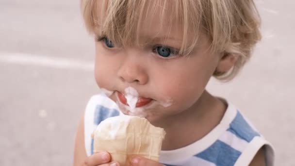 Niño Pequeño Come Helado Blanco Con Gran Placer Imágenes Alta — Vídeos de Stock