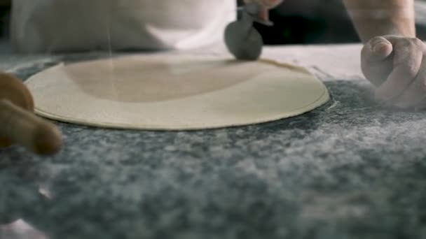 厨师用特殊的滚筒切割圆形面团的边缘 从玻璃后面看高质量的4K镜头 — 图库视频影像