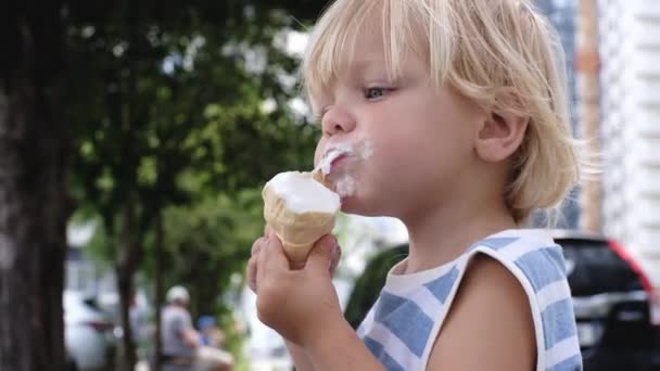 Маленький Ребенок Ест Белое Мороженое Большим Удовольствием Высококачественные Кадры — стоковое видео