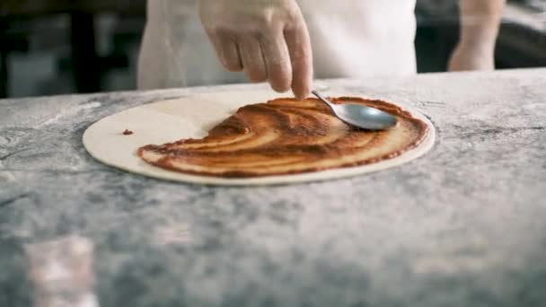 Professionele Chef Kok Kookt Pizza Het Aanbrengen Van Heerlijke Tomatensaus — Stockvideo