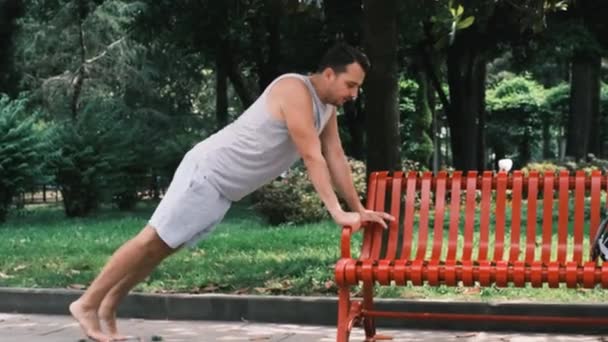 Homem Com Estilo Vida Saudável Fazendo Flexões Bancadas Parque Cidade — Vídeo de Stock