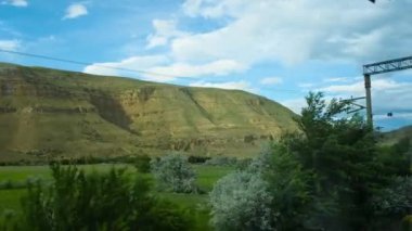 Hareket halindeki trenden güzel yaz manzarası çekimleri. Yüksek kaliteli FullHD görüntüler