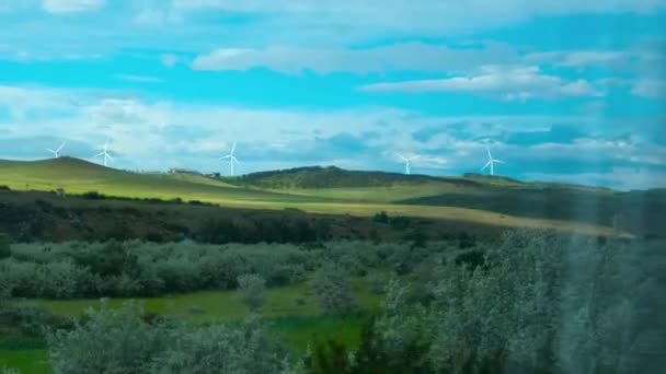 拍摄美丽的夏季风景和风力发电机从移动的火车 优质Fullhd影片 — 图库视频影像