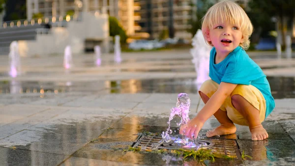 Rapaz Espirra Água Fonte Bebé Está Molhado Mas Feliz Movimento — Fotografia de Stock