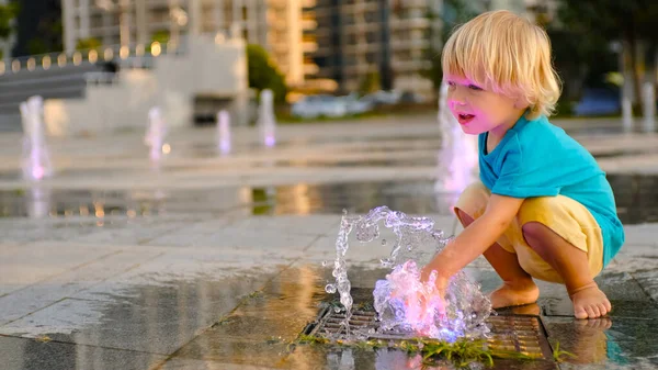 Rapaz Espirra Água Fonte Bebé Está Molhado Mas Feliz Movimento — Fotografia de Stock