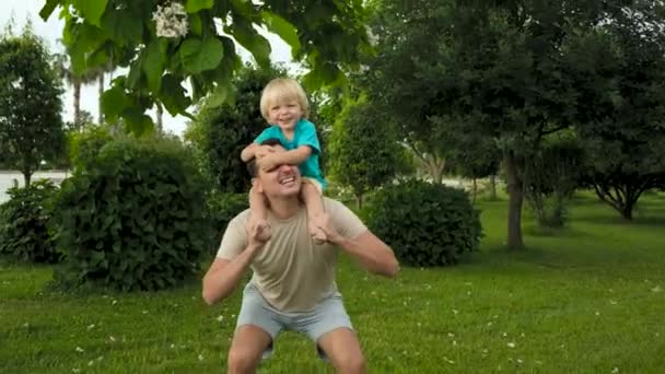 Het Kleine Kind Zit Vaders Schouders Terwijl Hij Zit Gelukkige — Stockvideo