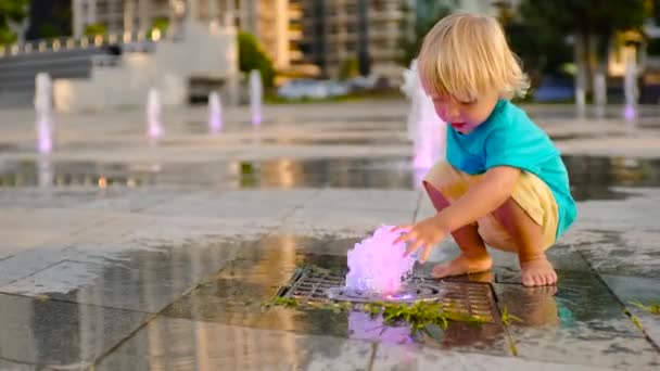 Αγόρι Ρίχνει Νερό Στο Σιντριβάνι Μωρό Είναι Βρεγμένο Αλλά Χαρούμενο — Αρχείο Βίντεο