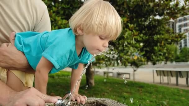 Netter Kleiner Junge Gesicht Porträt Trinken Wasser Einem Park Aus — Stockvideo