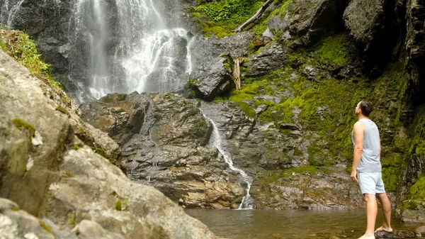 Hombre Ropa Ligera Mira Mervisi Waterfal Disfruta Belleza Vista Trasera — Foto de Stock